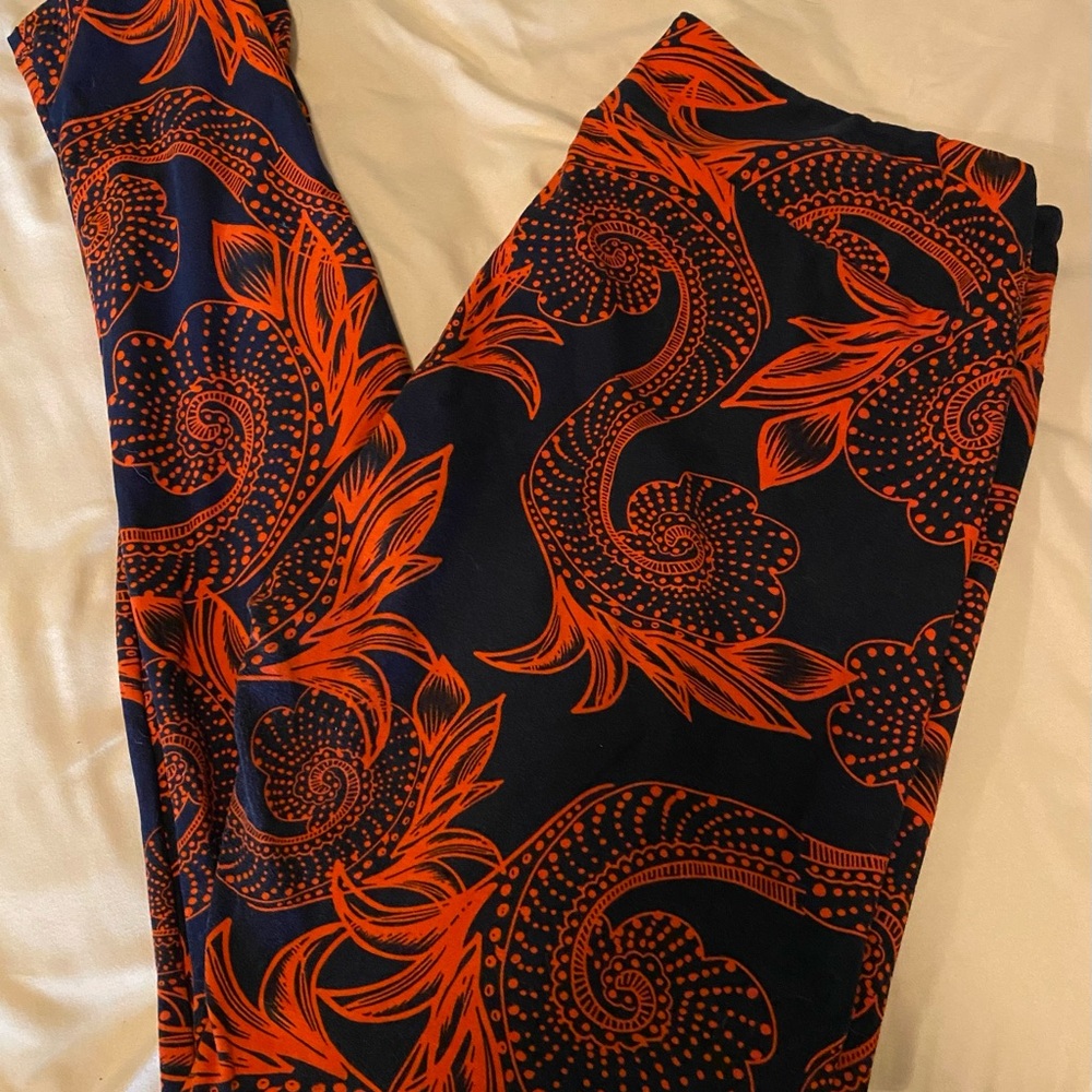 LuLaRoe leggings in size tall and curvy